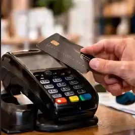 Pagamento realizado com cartão em uma máquina